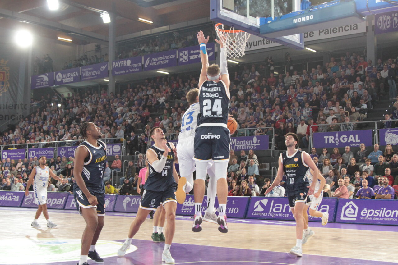 Jugadores de baloncesto en acción durante un partido en Palencia