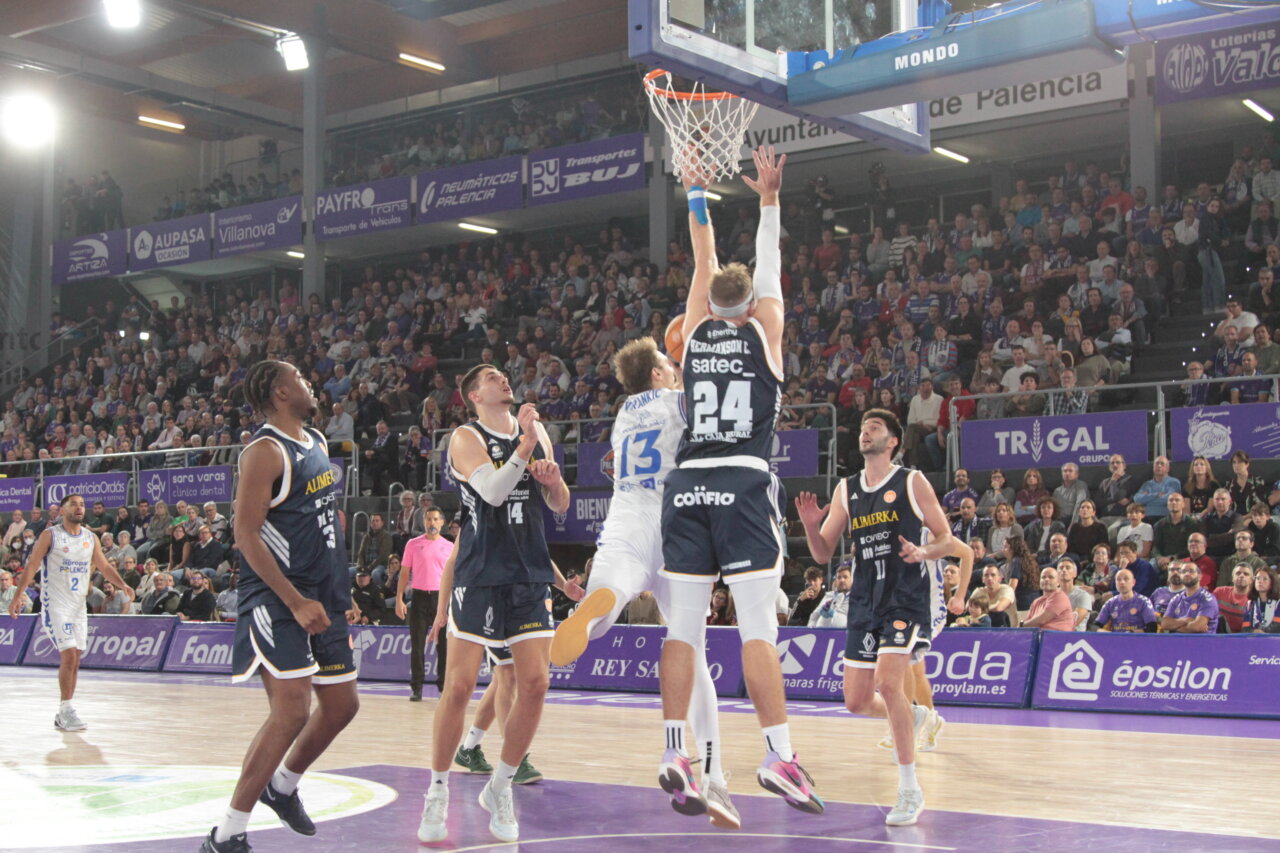 Jugadores de baloncesto en acción durante un partido en Palencia