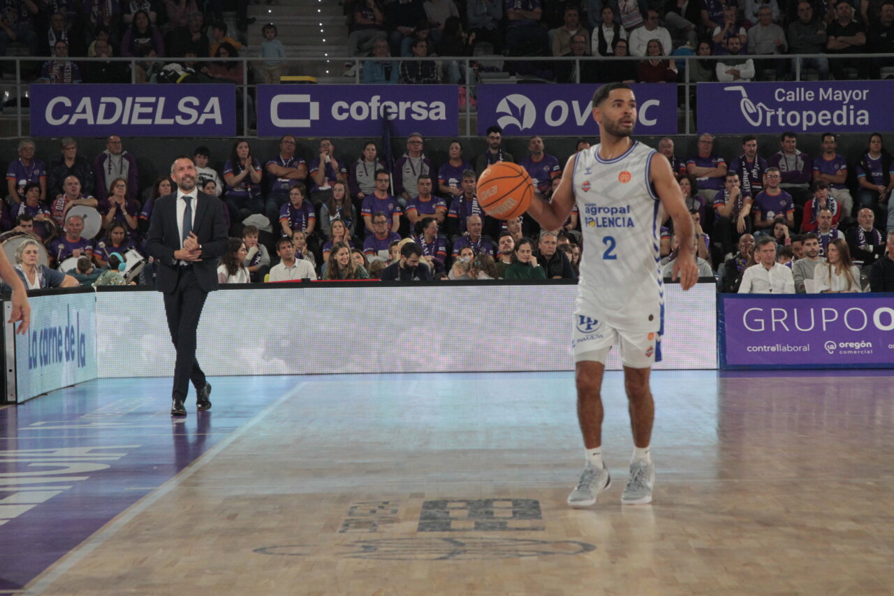 Jugador del Agropal Palencia con balón en un partido de baloncesto