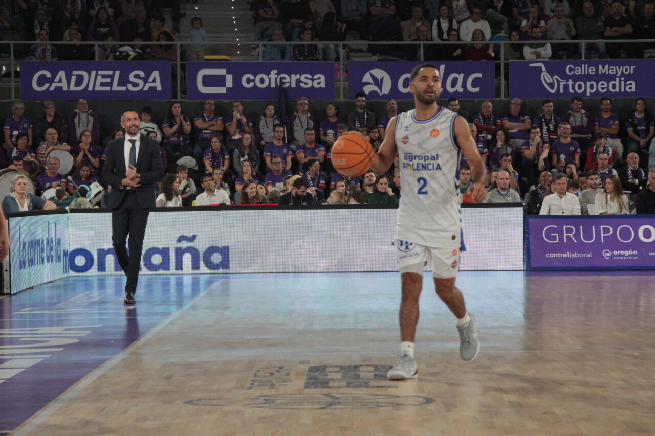 Jugador del Agropal Palencia con balón en un partido de baloncesto