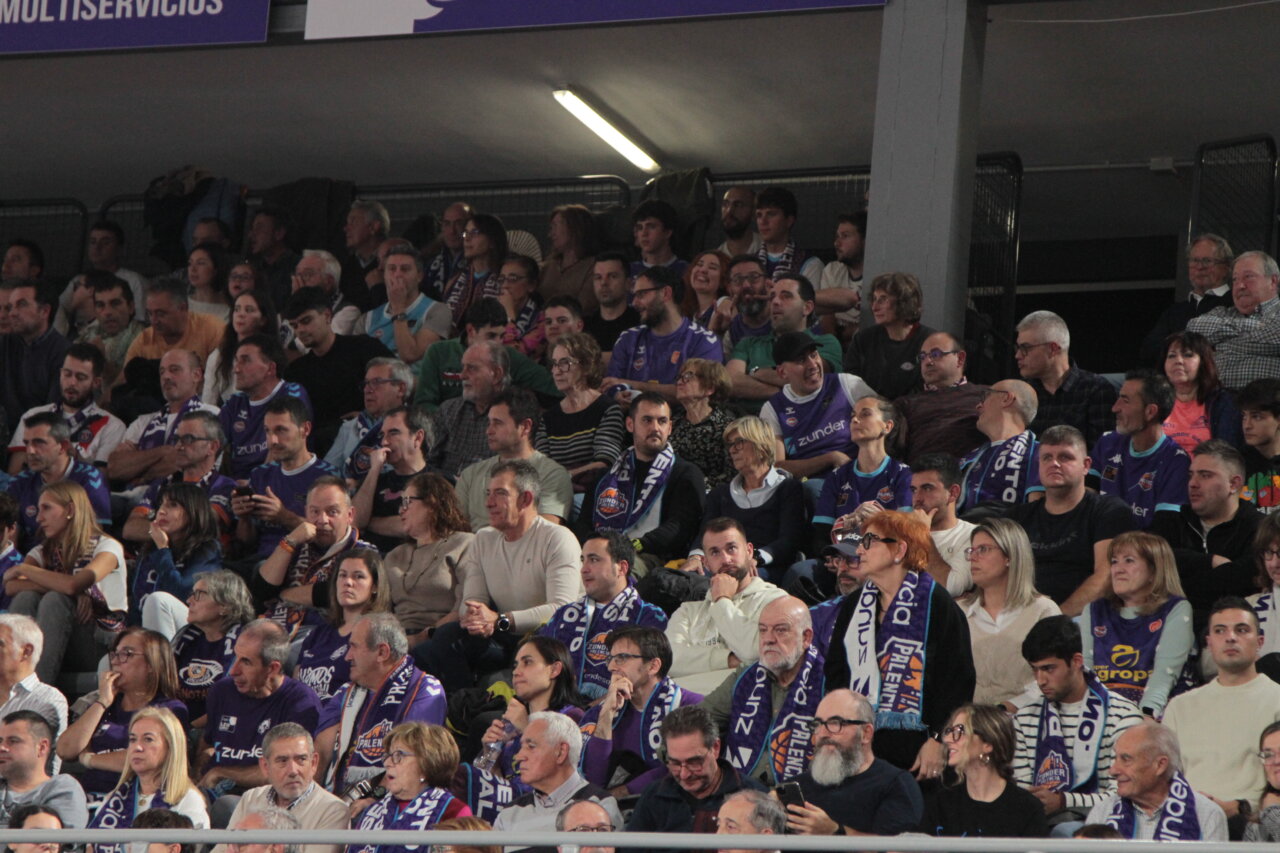 Aficionados animando en un evento deportivo en Palencia.