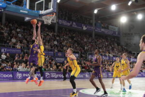 Jugadores de baloncesto en acción durante un partido en Palencia.