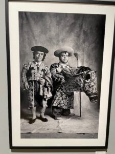 Fotografía en blanco y negro de dos hombres enanos vestidos de toreros.