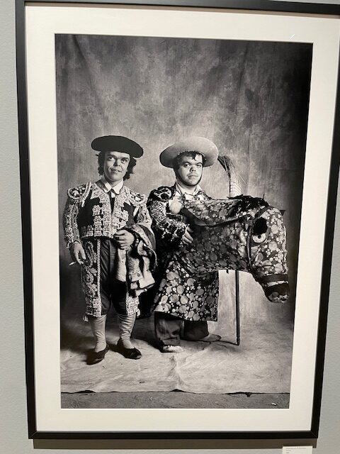 Fotografía en blanco y negro de dos hombres enanos vestidos de toreros.