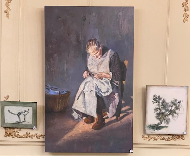 Cuadro de una mujer cosiendo en la exposición de Onecha en Palencia