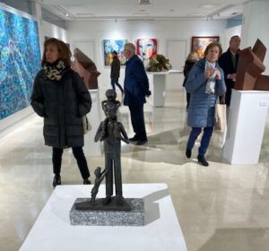 Esculturas y pinturas en la sala de exposiciones del Ateneo de Palencia.