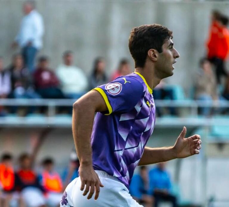 José Colás corriendo durante un partido con el Palencia CF.