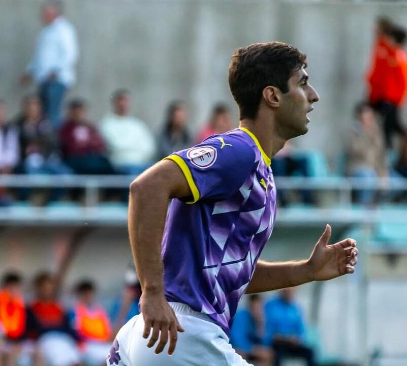 José Colás corriendo durante un partido con el Palencia CF.