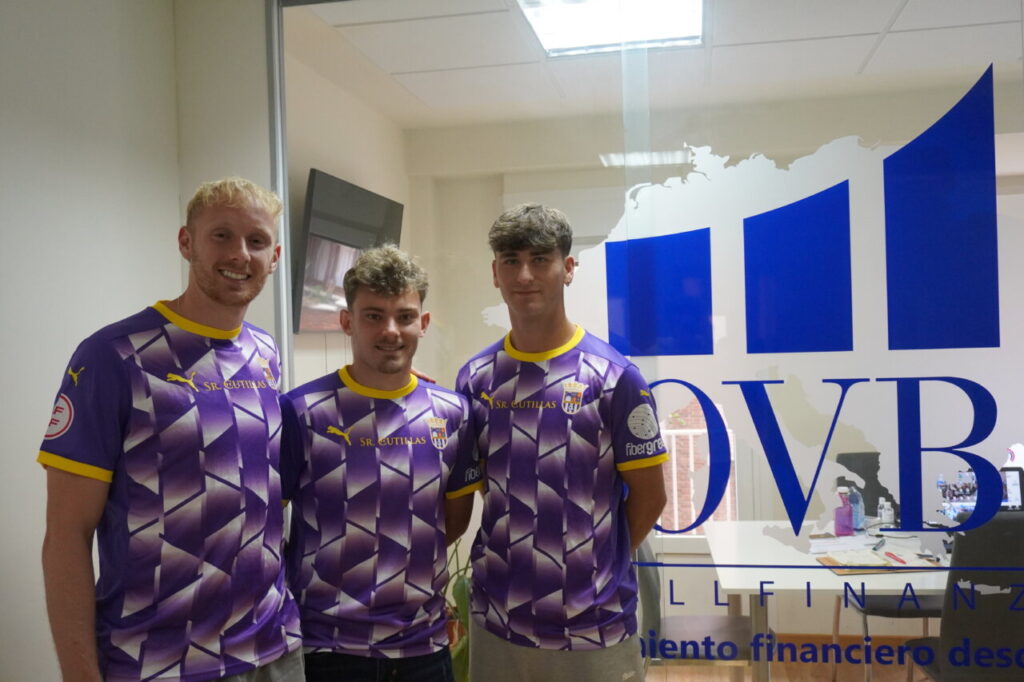 Tres jugadores del Palencia CF en una oficina con logo de OVB