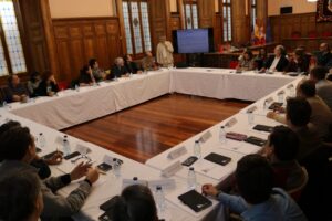 Reunión del Consejo Consultivo del PGOU en Palencia con participantes en una mesa.