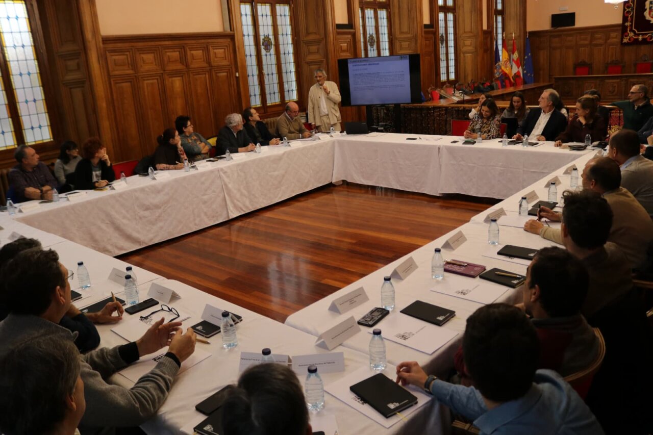 Reunión del Consejo Consultivo del PGOU en Palencia con participantes en una mesa.