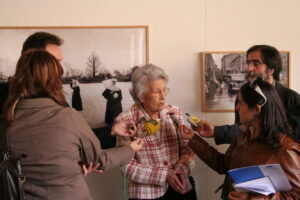 Piedad Isla recibiendo un premio con fotógrafos y medios de comunicación.