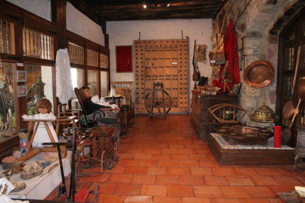 Interior del museo etnográfico de Piedad Isla con objetos antiguos