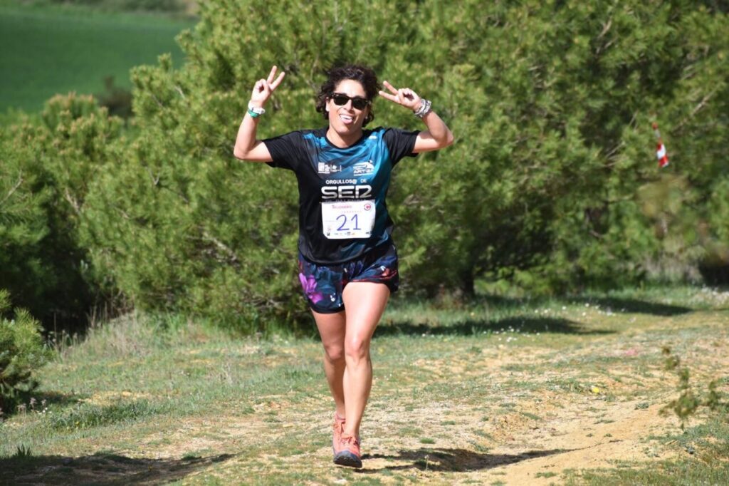 Corredora sonriente en el III Trail Solidario Trijonero en Paredes de Nava