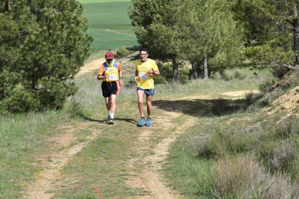 Corredores participando en el III Trail Solidario Trijonero en Paredes de Nava