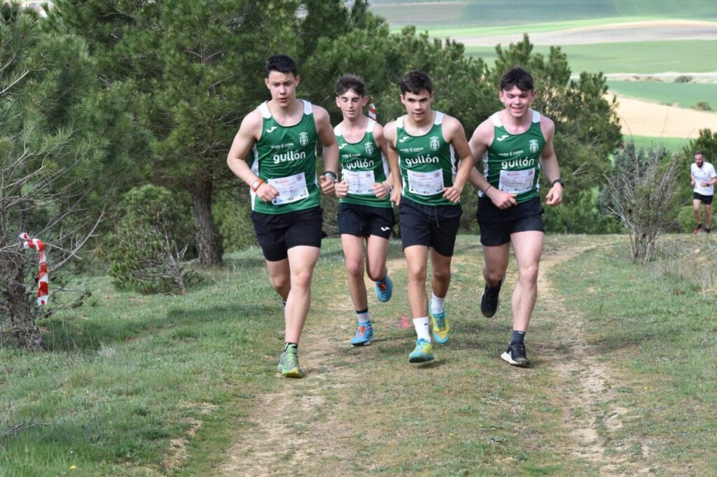 Cuatro corredores compitiendo en el III Trail Solidario Trijonero en Paredes de Nava