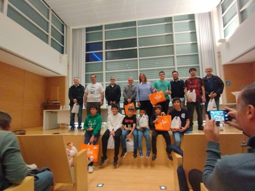 Grupo de jugadores premiados en la clausura del circuito de ajedrez en Palencia.