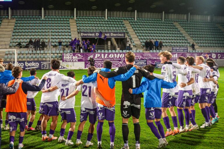 Jugadores del Palencia CF celebrando su victoria en el derbi.