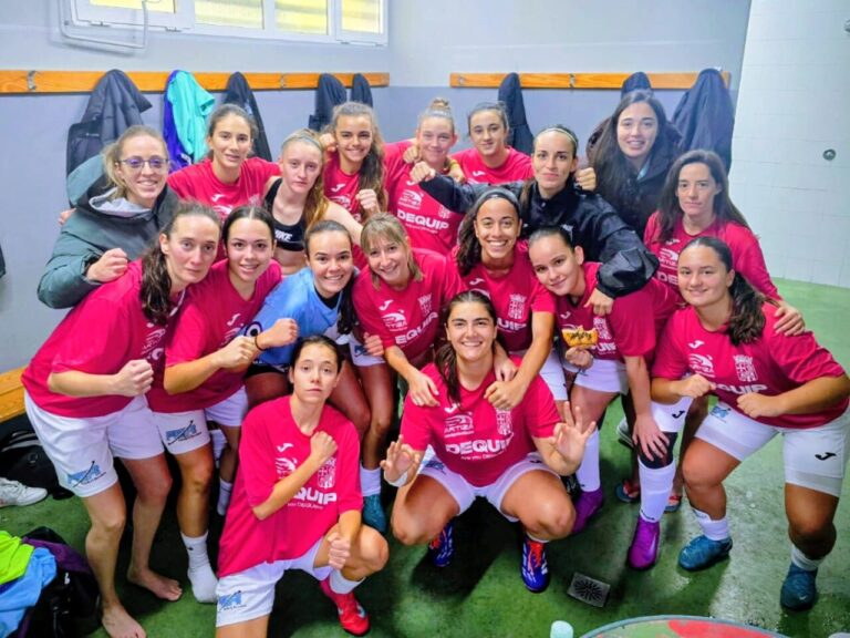 Jugadoras del Palencia Fútbol Femenino celebrando en el vestuario