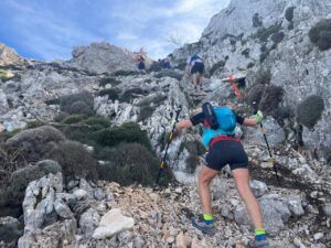 Atleta subiendo una montaña durante el Costa Blanca Trails 2025.