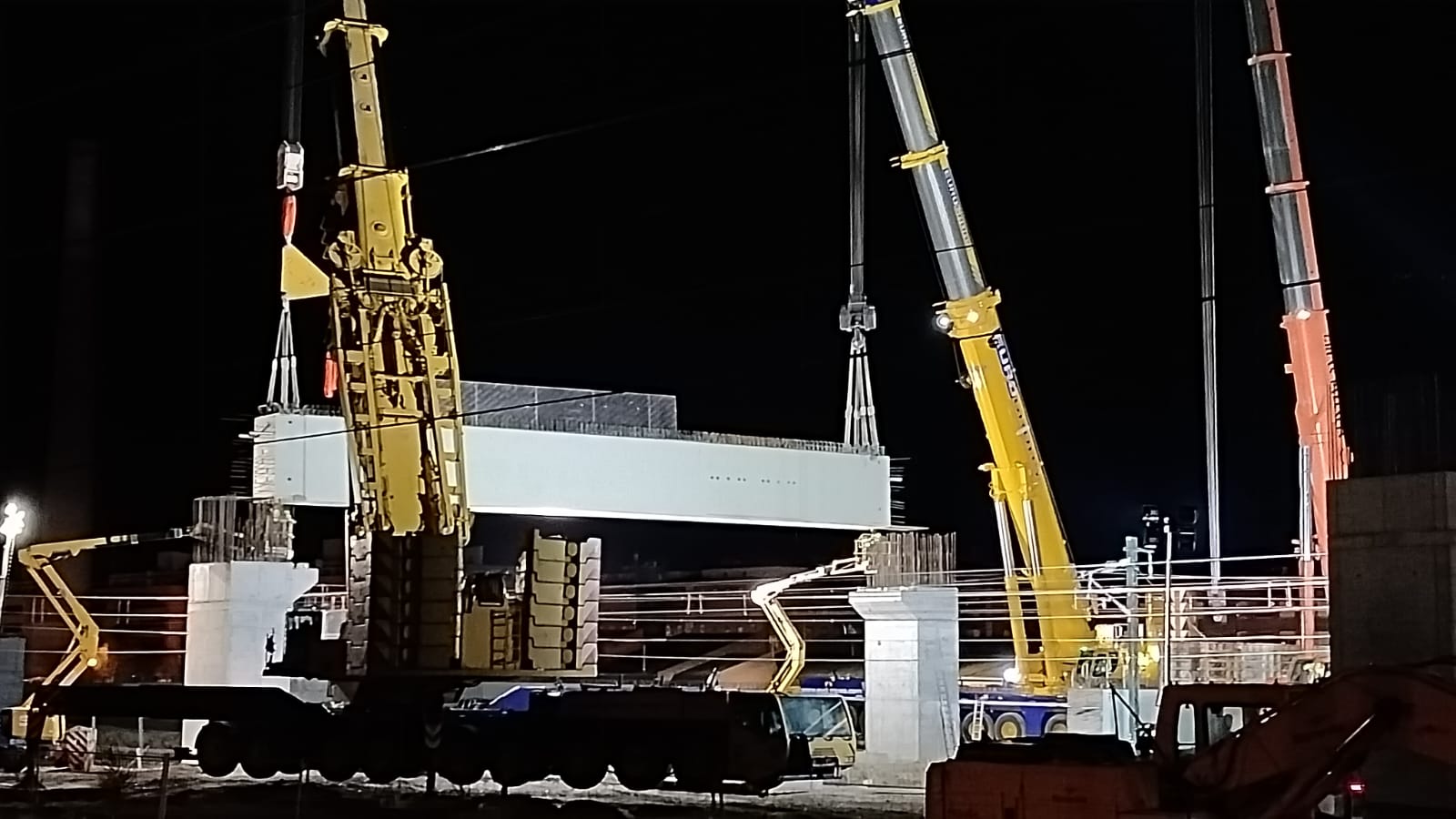 Izado de la primera viga de apoyo de la pérgola del Salto de Carnero sobre las vías hacia León.