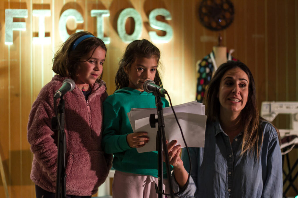 Niñas narrando cuentos en un evento de maratón en Palencia