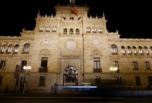Fachada iluminada de la Academia de Caballería en Valladolid de noche.