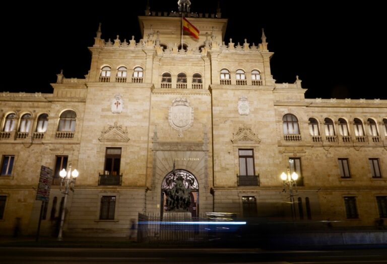 Fachada iluminada de la Academia de Caballería en Valladolid de noche.