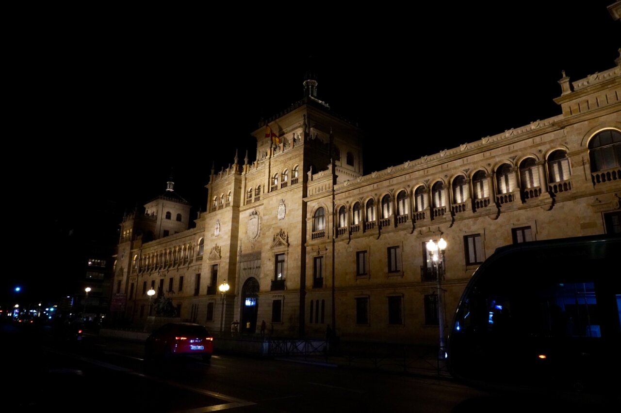 Vista nocturna de la Academia de Caballería iluminada en Valladolid
