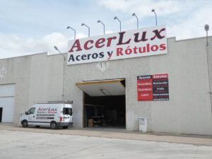Fachada de la empresa Acerlux especializada en aceros y rótulos.
