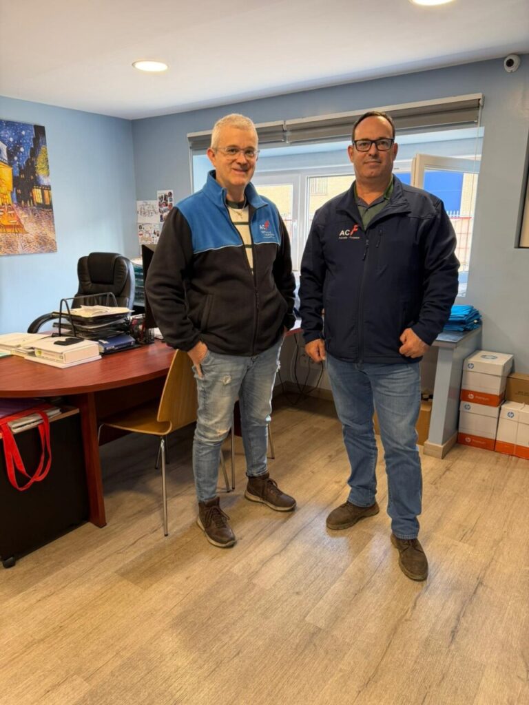 Dos hombres en la oficina de ACF Palencia, especializados en ferralla y forjados.