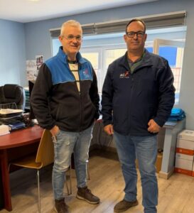 Dos hombres en la oficina de ACF Palencia, especializados en ferralla y forjados.