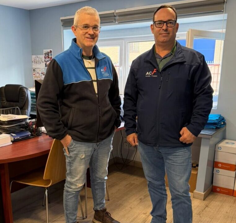 Dos hombres en la oficina de ACF Palencia, especializados en ferralla y forjados.