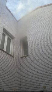 Ventana de un edificio con humo saliendo tras un incendio