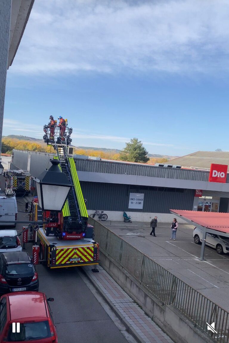 Bomberos en acción durante un incendio en Palencia