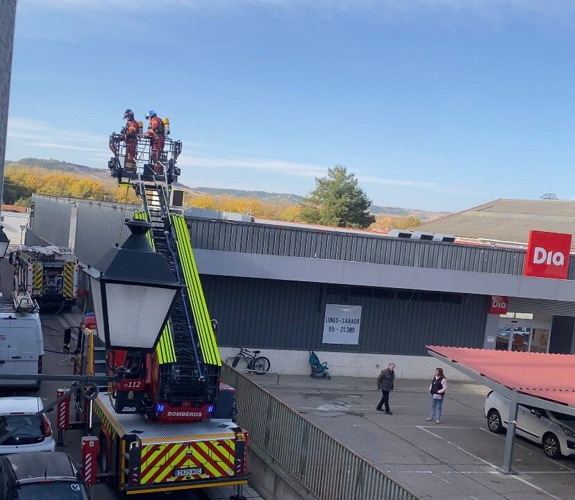 Bomberos en acción durante un incendio en Palencia
