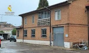 Vista de una parte del acuartelamiento de Guardo con grietas visibles