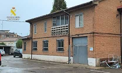 Vista de una parte del acuartelamiento de Guardo con grietas visibles