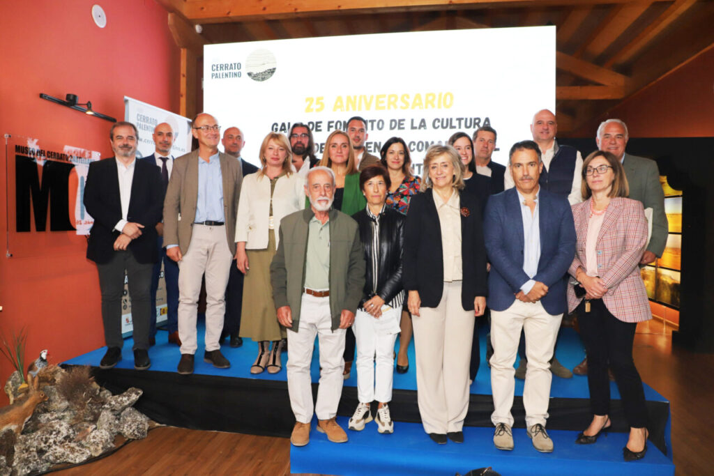 Grupo de personas en la gala del 25 aniversario de ADRI Cerrato Palentino