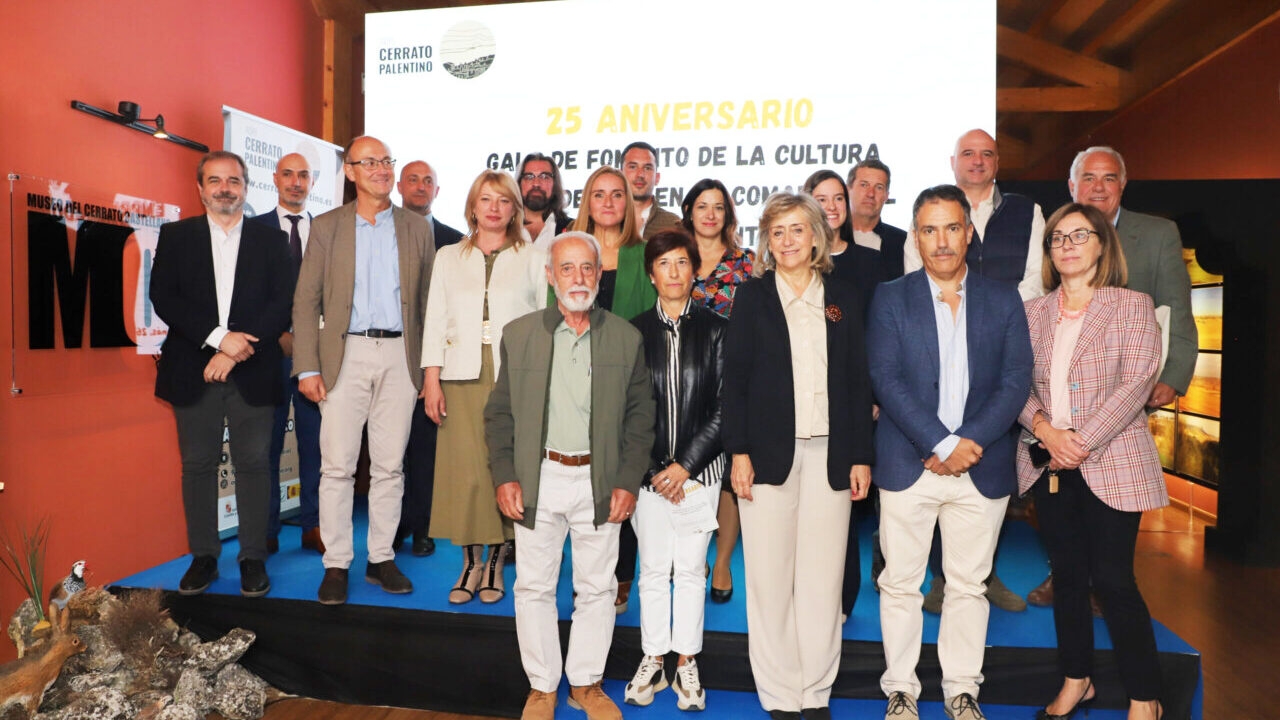 Grupo de personas en la gala del 25 aniversario de ADRI Cerrato Palentino