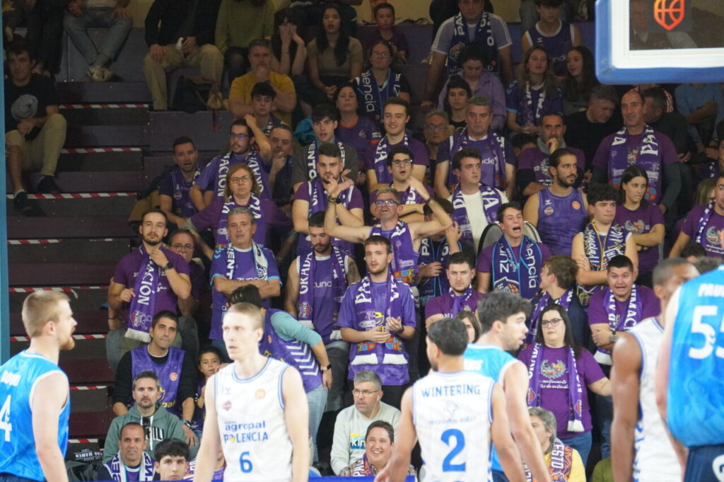 Afición del Palencia animando en un partido de baloncesto