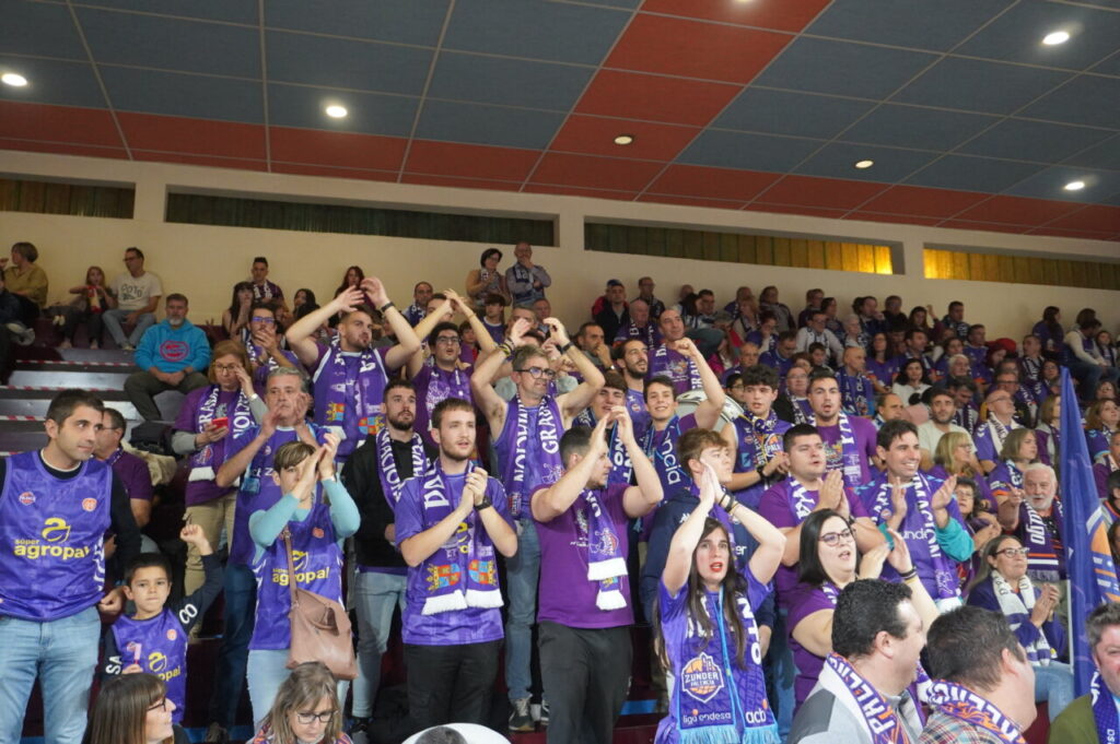 Aficionados del Palencia animando en un partido de baloncesto