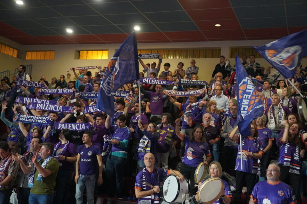 Aficionados del Palencia Baloncesto animando en un partido
