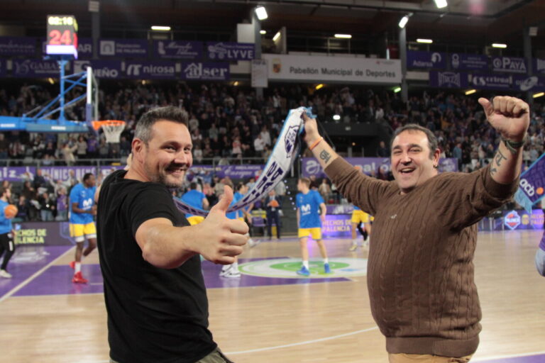 Aficionados celebrando en el Pabellón Municipal de Deportes de Palencia.