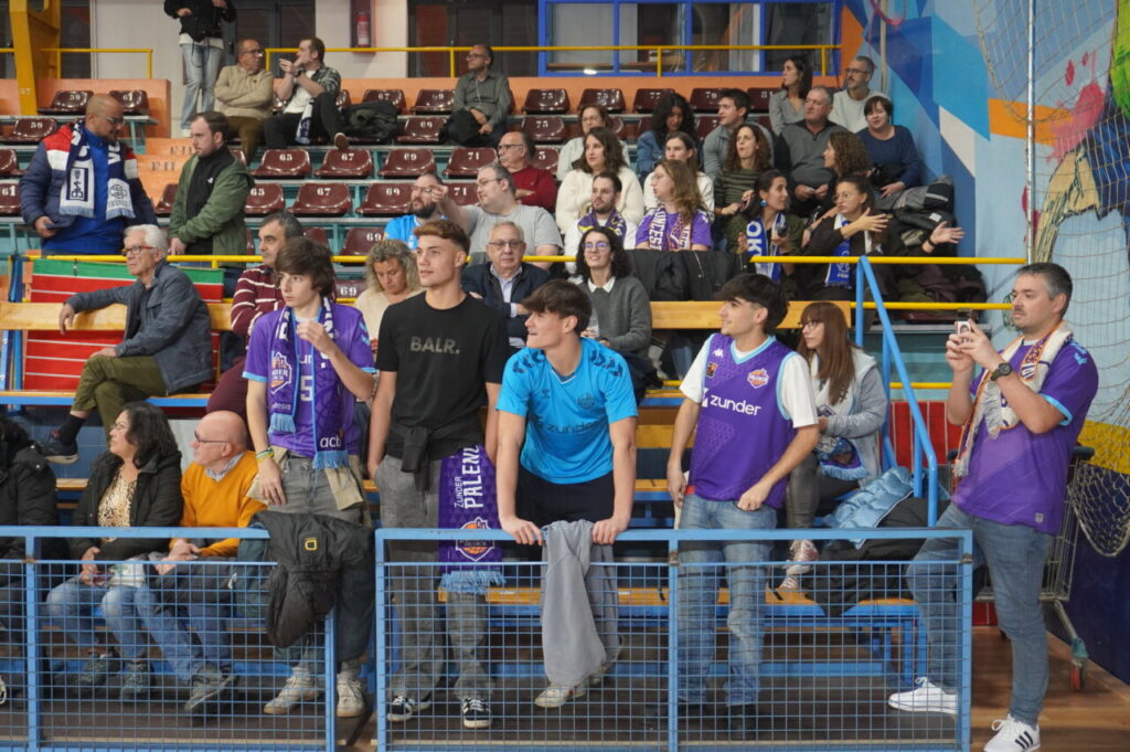 Aficionados del Palencia animando en un partido de baloncesto