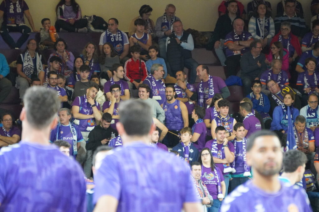 Afición del Palencia animando en un partido de baloncesto