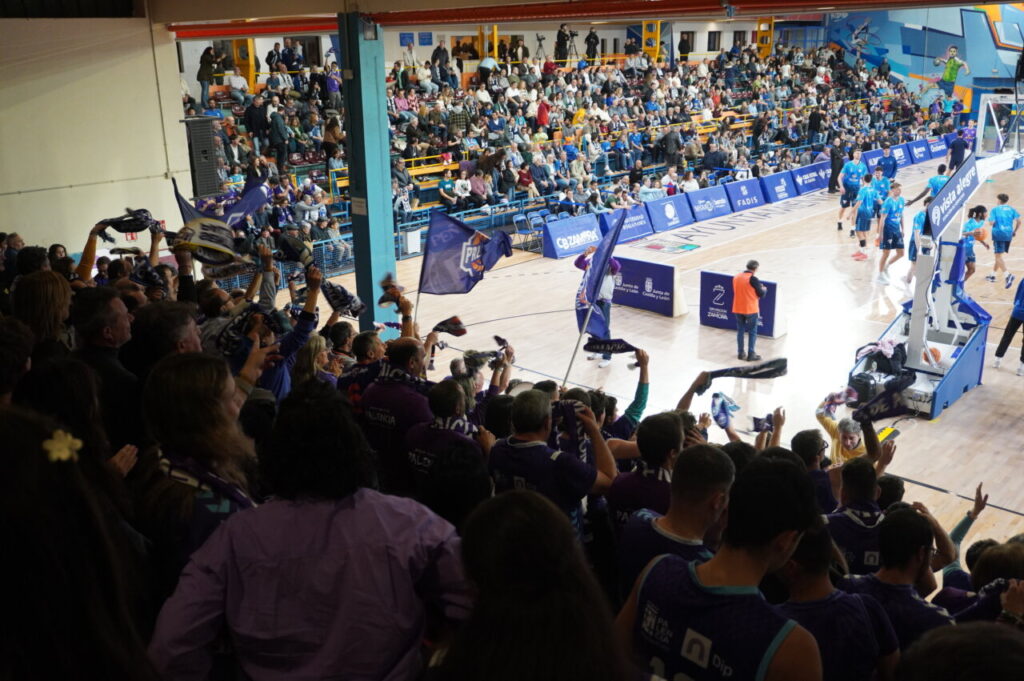 Afición del Palencia animando durante un partido de baloncesto en Zamora.