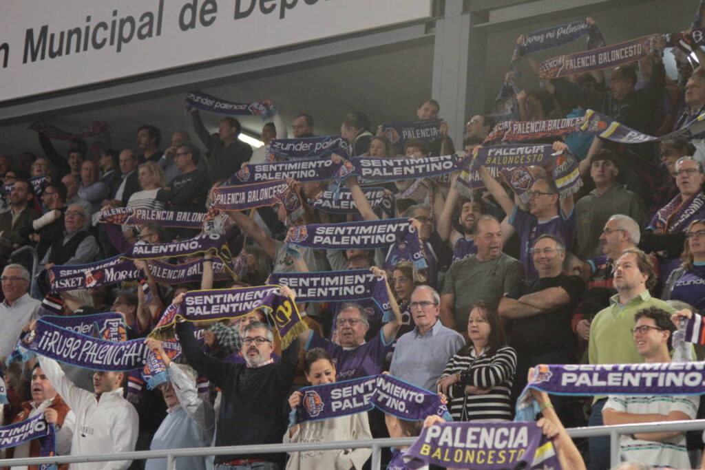 Aficionados del Palencia Basket animando en las gradas del Municipal.