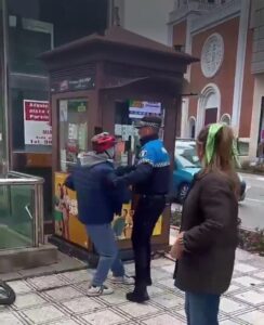 Momento de la agresión a un miembro de Vox en Ponferrada