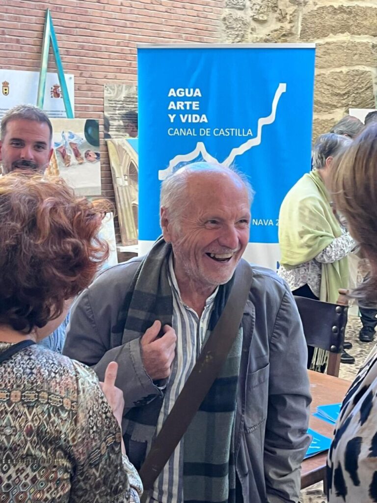 Personas conversando en un evento cultural sobre el Canal de Castilla.